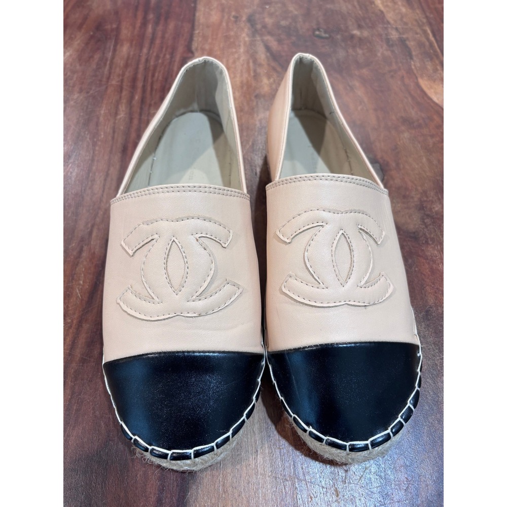 C C Fashion espadrilles women size 40/7.5 beige black leather cap toe logo flats
